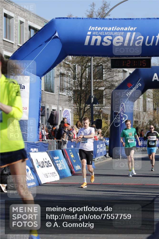 06.04.2025 - 44. Internationalen Wilhelmsburger Insellauf A. Gomolzig http://msf.ph/oto/7557759 06.04.2025 10:11:14 Ziel 3398, 5001, 5037 meine-sportfotos.de