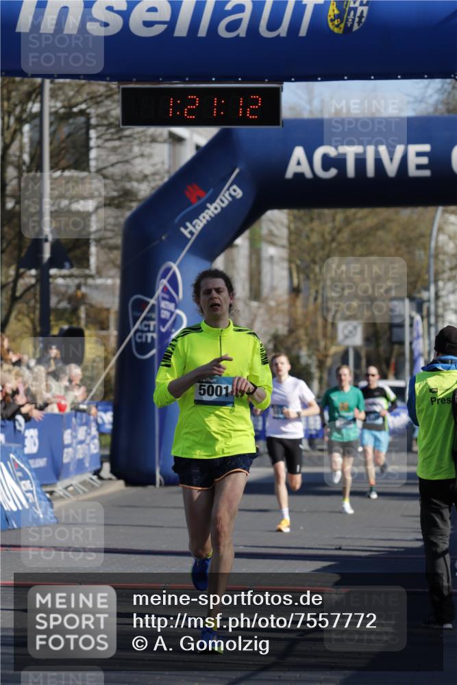 06.04.2025 - 44. Internationalen Wilhelmsburger Insellauf A. Gomolzig http://msf.ph/oto/7557772 06.04.2025 10:11:10 Ziel 5001 meine-sportfotos.de