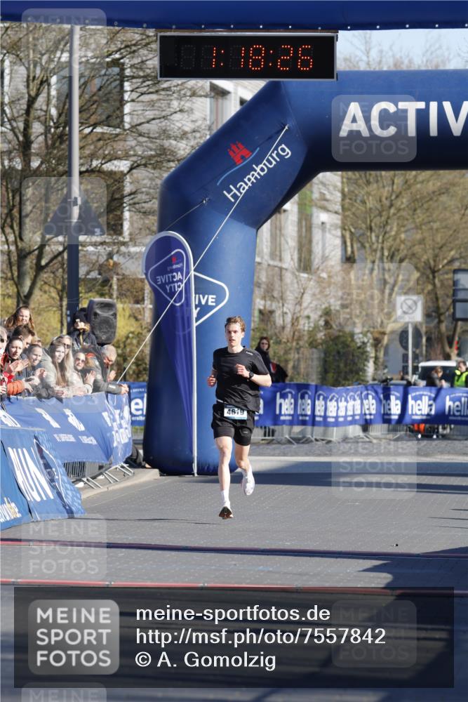 06.04.2025 - 44. Internationalen Wilhelmsburger Insellauf A. Gomolzig http://msf.ph/oto/7557842 06.04.2025 10:08:24 Ziel  meine-sportfotos.de