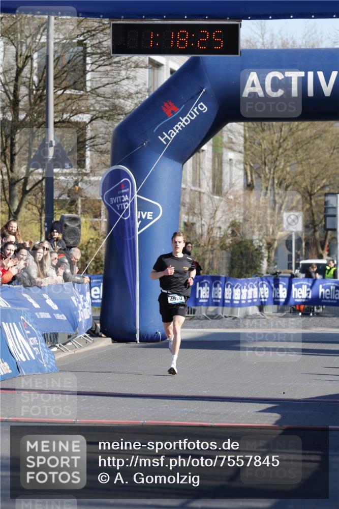 06.04.2025 - 44. Internationalen Wilhelmsburger Insellauf A. Gomolzig http://msf.ph/oto/7557845 06.04.2025 10:08:24 Ziel  meine-sportfotos.de