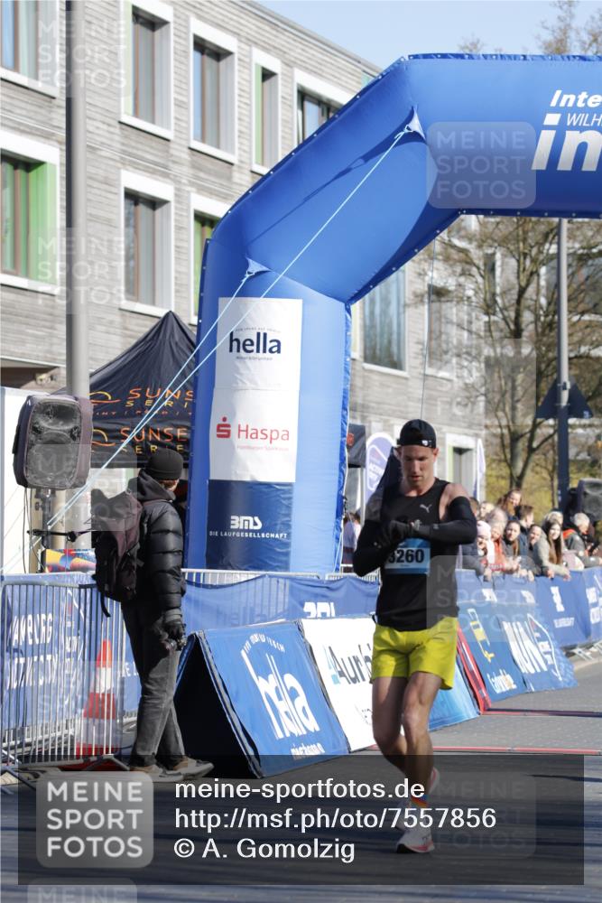 06.04.2025 - 44. Internationalen Wilhelmsburger Insellauf A. Gomolzig http://msf.ph/oto/7557856 06.04.2025 10:07:55 Ziel 3260 meine-sportfotos.de