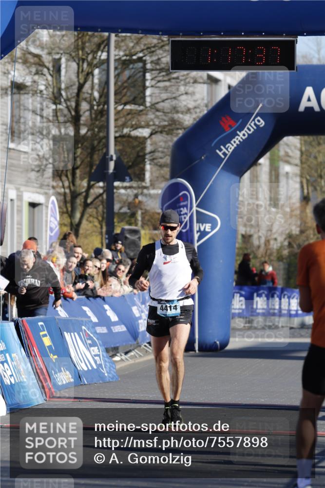 06.04.2025 - 44. Internationalen Wilhelmsburger Insellauf A. Gomolzig http://msf.ph/oto/7557898 06.04.2025 10:07:36 Ziel 4414 meine-sportfotos.de