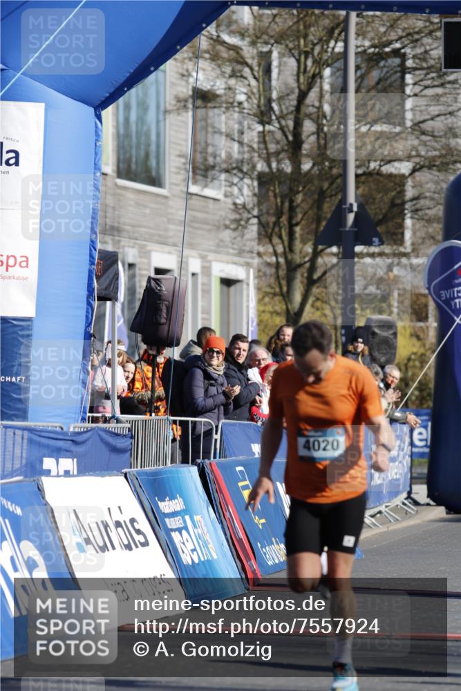06.04.2025 - 44. Internationalen Wilhelmsburger Insellauf A. Gomolzig http://msf.ph/oto/7557924 06.04.2025 10:05:29 Ziel 4020 meine-sportfotos.de