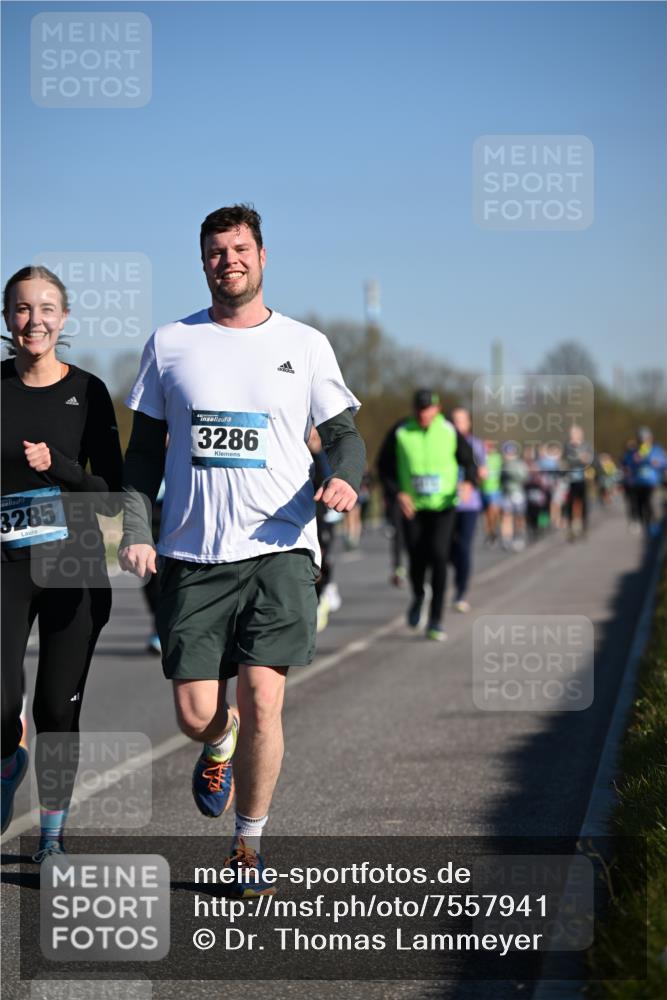06.04.2025 - 44. Internationalen Wilhelmsburger Insellauf Dr. Thomas Lammeyer http://msf.ph/oto/7557941 06.04.2025 09:33:56 Laufen 3285, 3286 meine-sportfotos.de