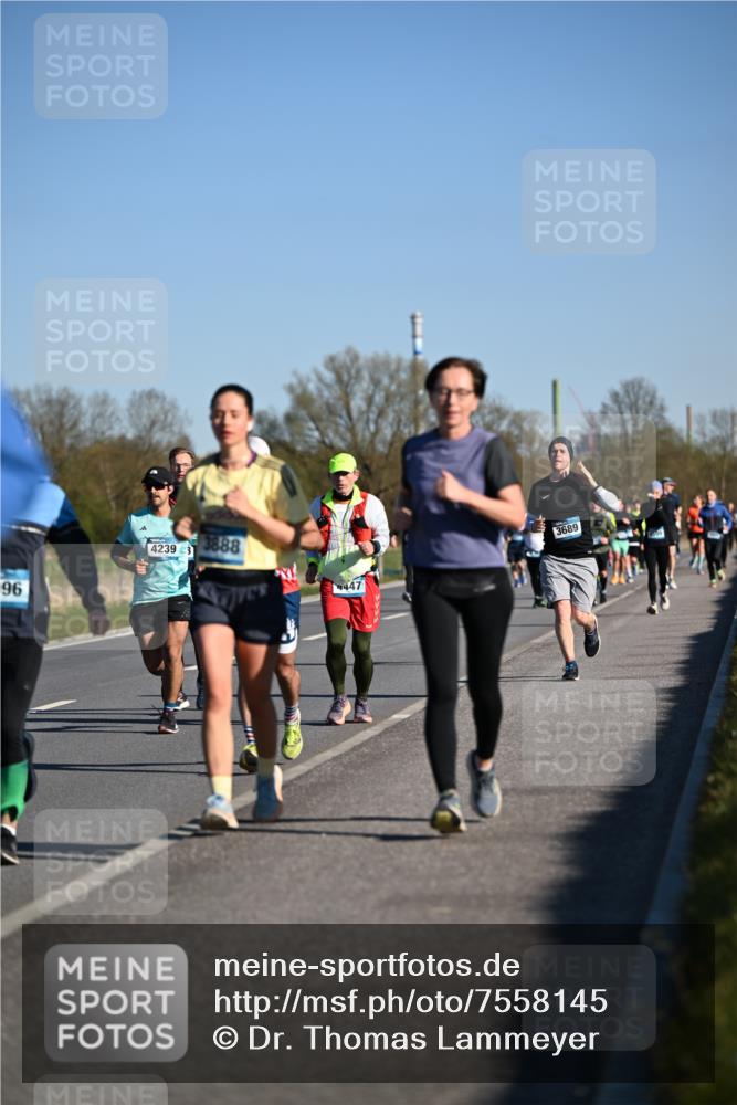 06.04.2025 - 44. Internationalen Wilhelmsburger Insellauf Dr. Thomas Lammeyer http://msf.ph/oto/7558145 06.04.2025 09:34:15 Laufen 96, 4239, 3888, 4447, 3689 meine-sportfotos.de