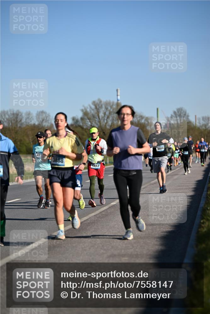 06.04.2025 - 44. Internationalen Wilhelmsburger Insellauf Dr. Thomas Lammeyer http://msf.ph/oto/7558147 06.04.2025 09:34:15 Laufen 423, 3888, 4447, 3689 meine-sportfotos.de