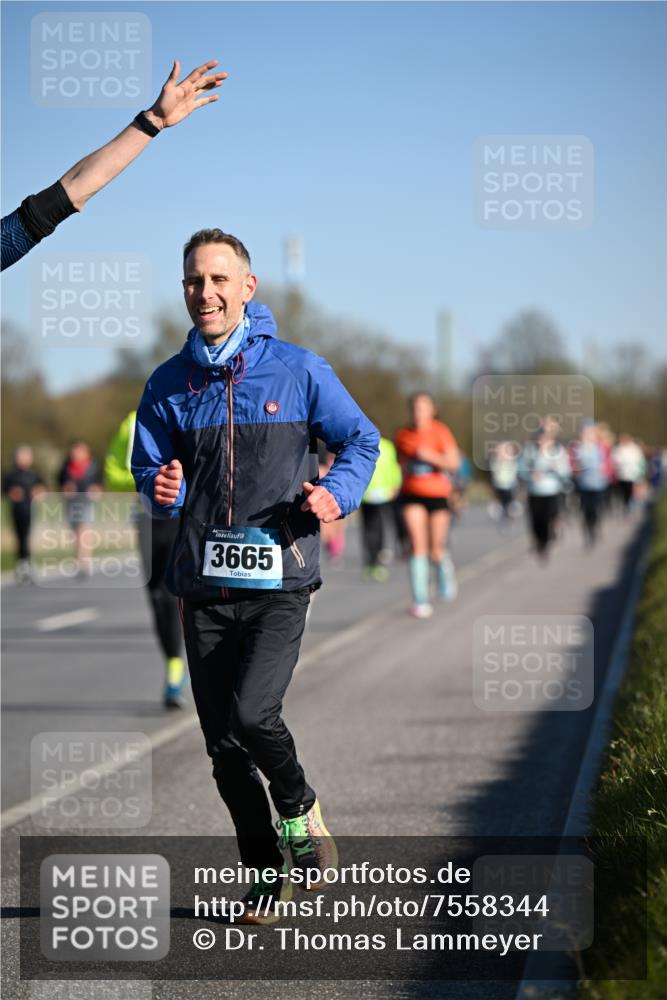 06.04.2025 - 44. Internationalen Wilhelmsburger Insellauf Dr. Thomas Lammeyer http://msf.ph/oto/7558344 06.04.2025 09:34:31 Laufen 3665 meine-sportfotos.de