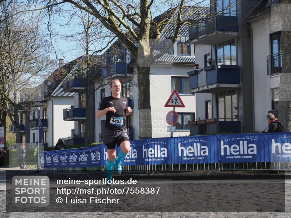 06.04.2025 - 44. Internationalen Wilhelmsburger Insellauf Luisa Fischer http://msf.ph/oto/7558387 06.04.2025 10:24:04 Ziel 4424 meine-sportfotos.de