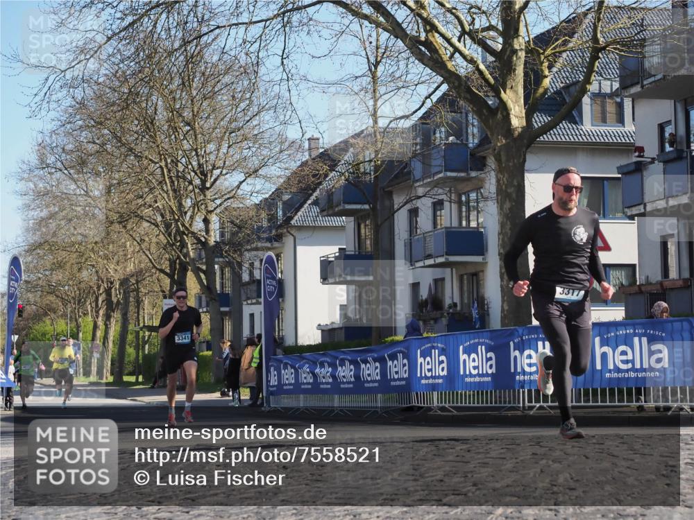 06.04.2025 - 44. Internationalen Wilhelmsburger Insellauf Luisa Fischer http://msf.ph/oto/7558521 06.04.2025 10:24:42 Ziel 4617, 3341, 3317 meine-sportfotos.de