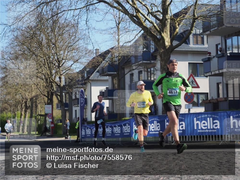 06.04.2025 - 44. Internationalen Wilhelmsburger Insellauf Luisa Fischer http://msf.ph/oto/7558576 06.04.2025 10:24:48 Ziel 4205, 4617, 4195 meine-sportfotos.de