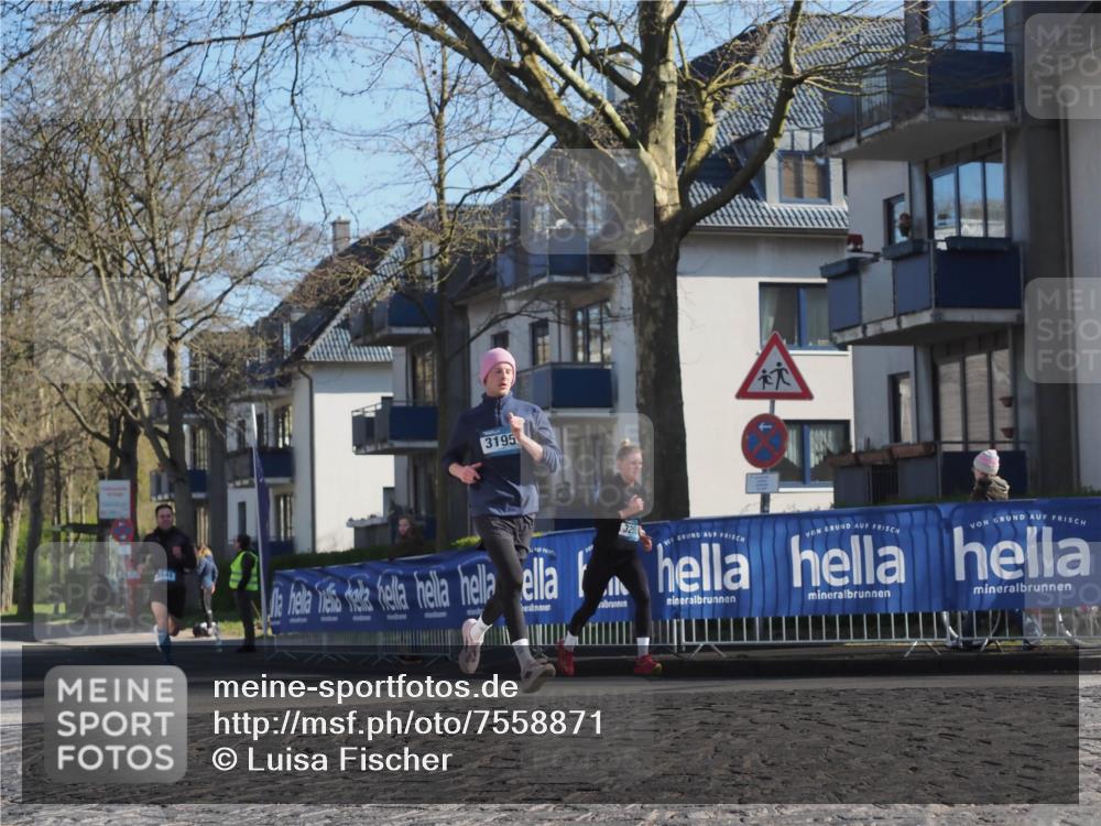 06.04.2025 - 44. Internationalen Wilhelmsburger Insellauf Luisa Fischer http://msf.ph/oto/7558871 06.04.2025 10:25:54 Ziel 3195, 541, 3231 meine-sportfotos.de