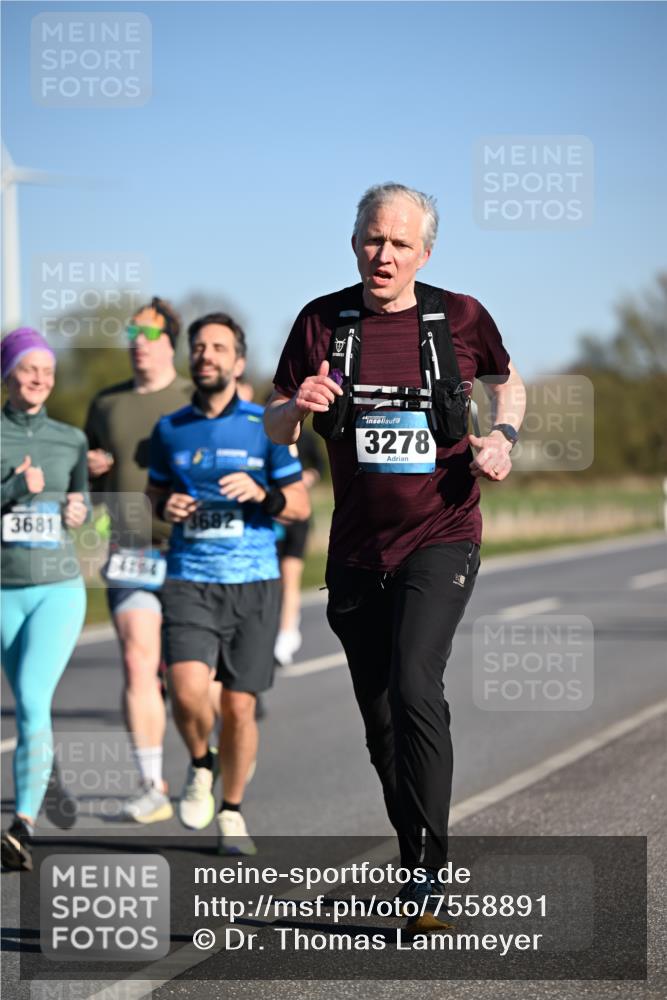 06.04.2025 - 44. Internationalen Wilhelmsburger Insellauf Dr. Thomas Lammeyer http://msf.ph/oto/7558891 06.04.2025 09:34:58 Laufen 3681, 3682, 3278 meine-sportfotos.de