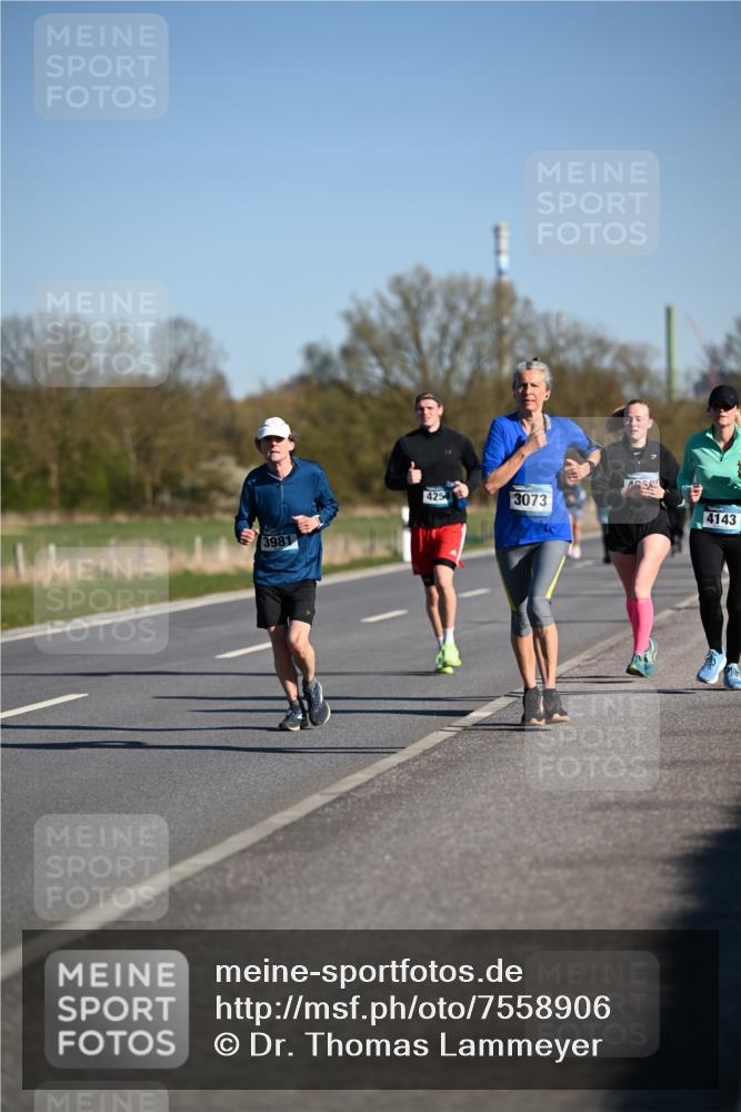 06.04.2025 - 44. Internationalen Wilhelmsburger Insellauf Dr. Thomas Lammeyer http://msf.ph/oto/7558906 06.04.2025 09:35:00 Laufen 3981, 425, 3073, 4143 meine-sportfotos.de