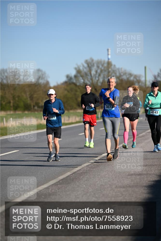 06.04.2025 - 44. Internationalen Wilhelmsburger Insellauf Dr. Thomas Lammeyer http://msf.ph/oto/7558923 06.04.2025 09:35:01 Laufen 3981, 4254, 3073, 4143 meine-sportfotos.de