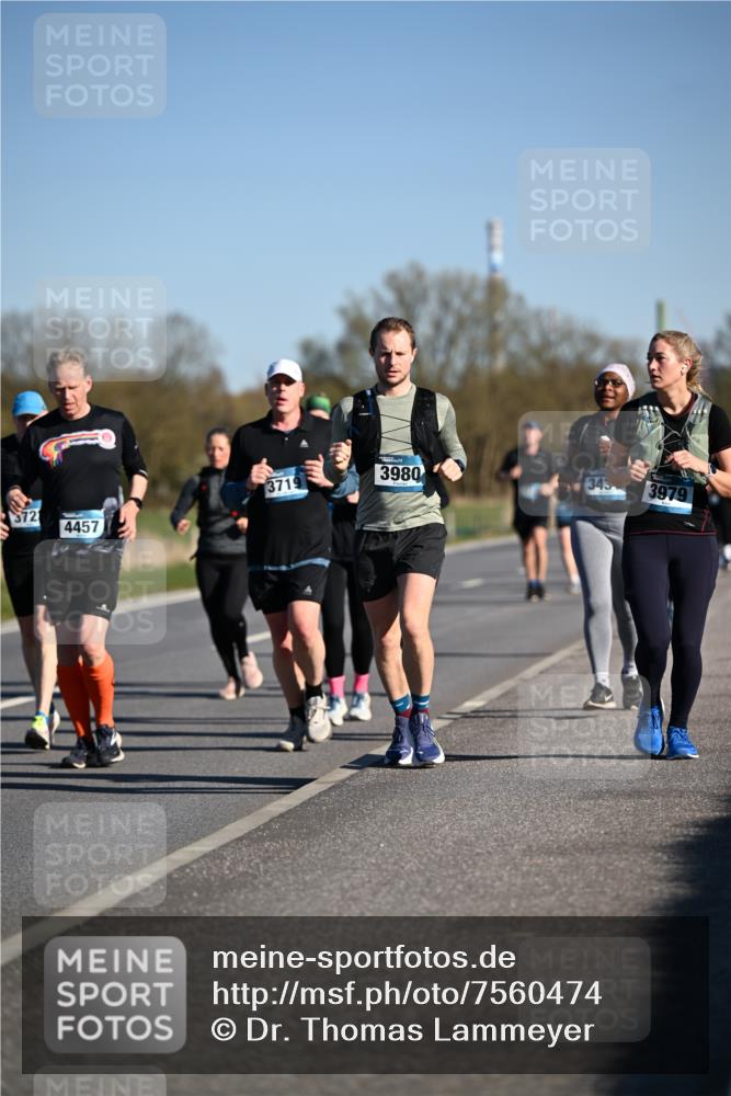 06.04.2025 - 44. Internationalen Wilhelmsburger Insellauf Dr. Thomas Lammeyer http://msf.ph/oto/7560474 06.04.2025 09:35:53 Laufen 3980, 3719, 345, 3979, 372, 4457 meine-sportfotos.de