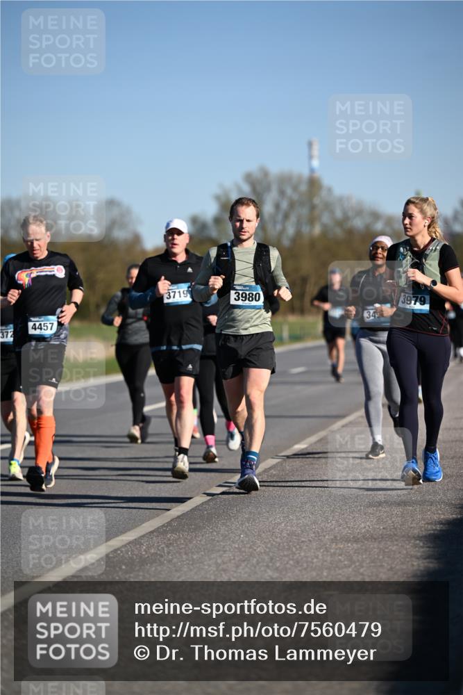 06.04.2025 - 44. Internationalen Wilhelmsburger Insellauf Dr. Thomas Lammeyer http://msf.ph/oto/7560479 06.04.2025 09:35:53 Laufen 372, 4457, 3719, 3980, 34, 3979 meine-sportfotos.de