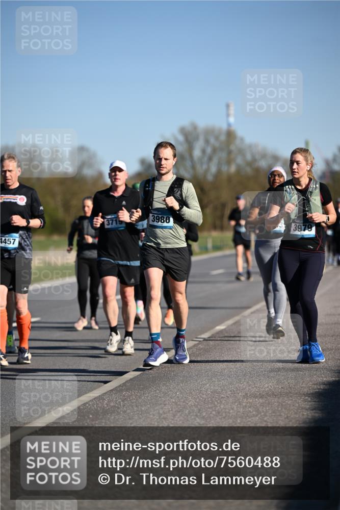 06.04.2025 - 44. Internationalen Wilhelmsburger Insellauf Dr. Thomas Lammeyer http://msf.ph/oto/7560488 06.04.2025 09:35:54 Laufen 4457, 3980, 3979 meine-sportfotos.de