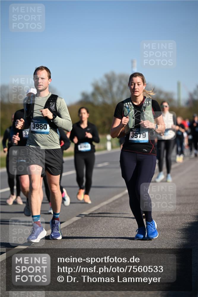 06.04.2025 - 44. Internationalen Wilhelmsburger Insellauf Dr. Thomas Lammeyer http://msf.ph/oto/7560533 06.04.2025 09:35:55 Laufen 37, 3980, 3979 meine-sportfotos.de
