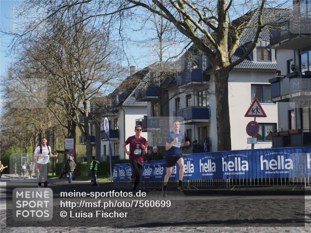06.04.2025 - 44. Internationalen Wilhelmsburger Insellauf Luisa Fischer http://msf.ph/oto/7560699 06.04.2025 10:28:22 Ziel 4250, 4263, 4174 meine-sportfotos.de