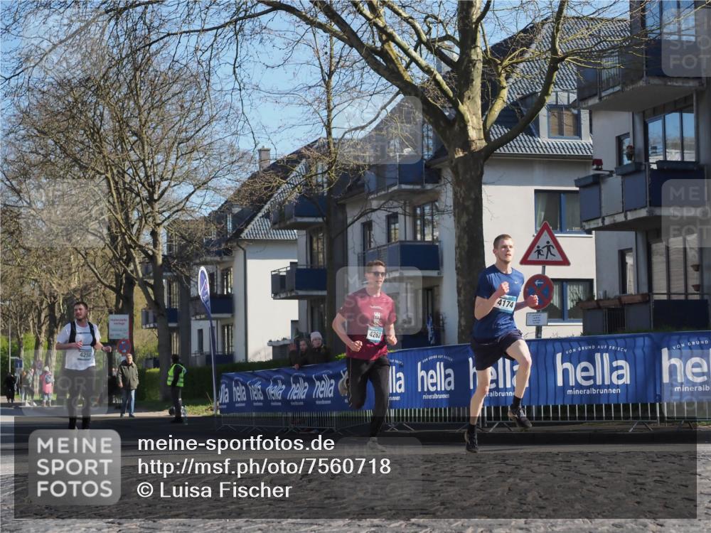 06.04.2025 - 44. Internationalen Wilhelmsburger Insellauf Luisa Fischer http://msf.ph/oto/7560718 06.04.2025 10:28:23 Ziel 4250, 4174, 4263 meine-sportfotos.de