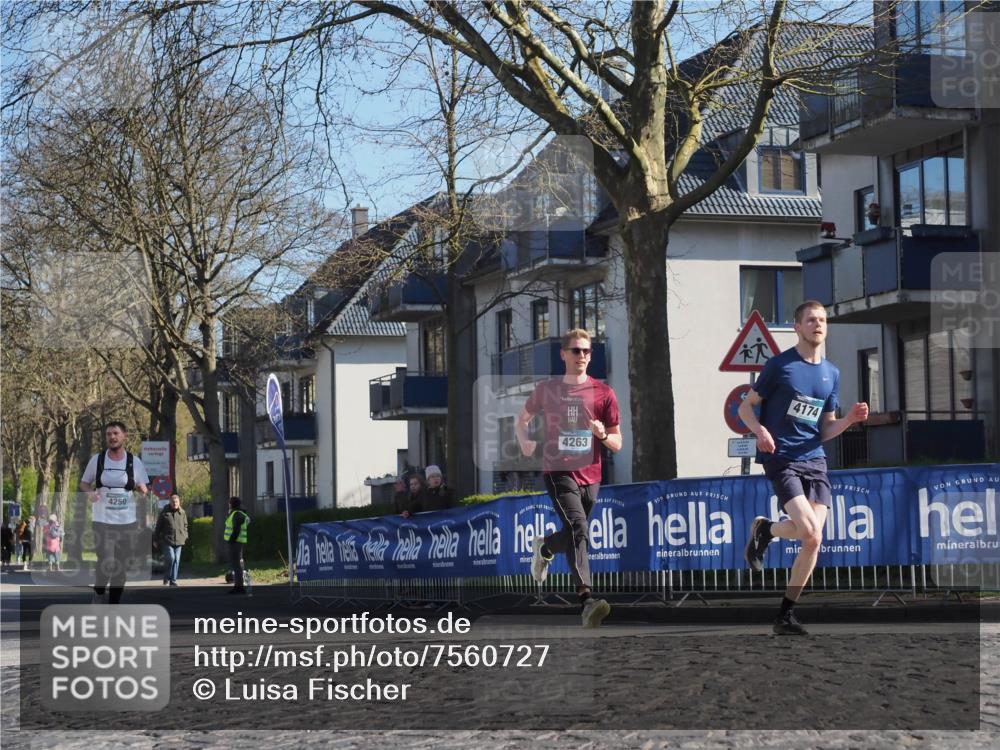 06.04.2025 - 44. Internationalen Wilhelmsburger Insellauf Luisa Fischer http://msf.ph/oto/7560727 06.04.2025 10:28:23 Ziel 4250, 4263, 4174 meine-sportfotos.de