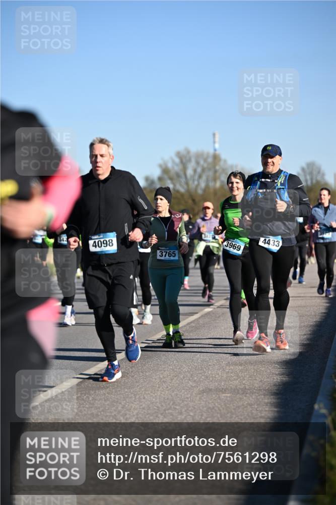 06.04.2025 - 44. Internationalen Wilhelmsburger Insellauf Dr. Thomas Lammeyer http://msf.ph/oto/7561298 06.04.2025 09:36:22 Laufen 4098, 3765, 3022, 3969, 4433 meine-sportfotos.de