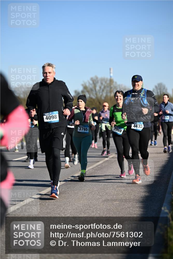 06.04.2025 - 44. Internationalen Wilhelmsburger Insellauf Dr. Thomas Lammeyer http://msf.ph/oto/7561302 06.04.2025 09:36:22 Laufen 4098, 3765, 3969, 4433, 529 meine-sportfotos.de