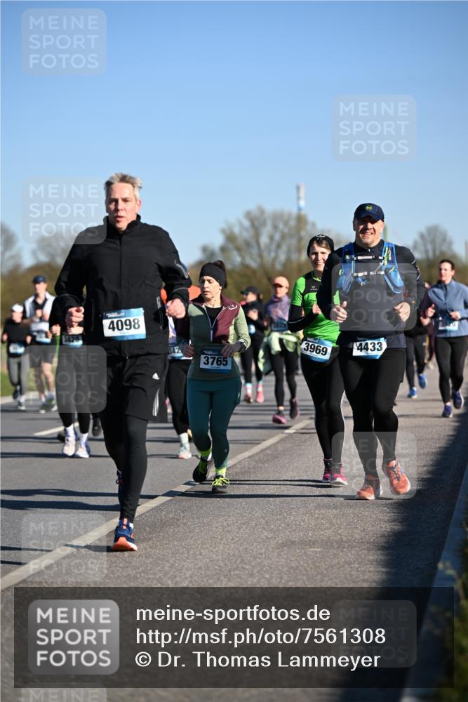 06.04.2025 - 44. Internationalen Wilhelmsburger Insellauf Dr. Thomas Lammeyer http://msf.ph/oto/7561308 06.04.2025 09:36:22 Laufen 4098, 3765, 3969, 4433 meine-sportfotos.de