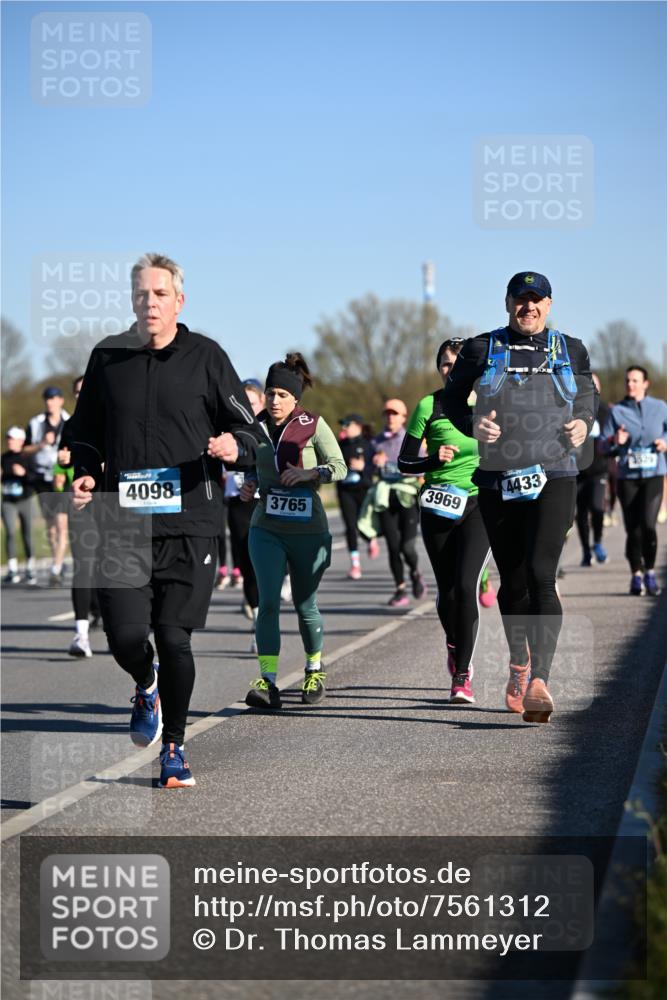 06.04.2025 - 44. Internationalen Wilhelmsburger Insellauf Dr. Thomas Lammeyer http://msf.ph/oto/7561312 06.04.2025 09:36:22 Laufen 4098, 3765, 3969, 4433, 3029 meine-sportfotos.de