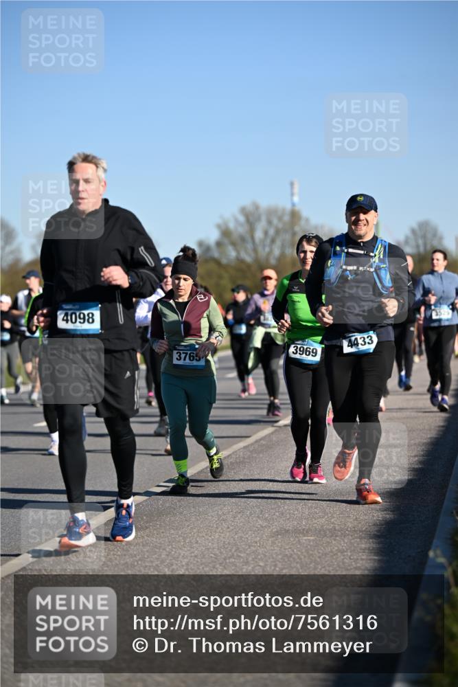 06.04.2025 - 44. Internationalen Wilhelmsburger Insellauf Dr. Thomas Lammeyer http://msf.ph/oto/7561316 06.04.2025 09:36:22 Laufen 4098, 37654, 3969, 4433 meine-sportfotos.de