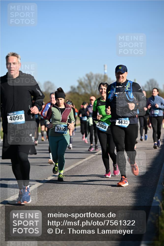 06.04.2025 - 44. Internationalen Wilhelmsburger Insellauf Dr. Thomas Lammeyer http://msf.ph/oto/7561322 06.04.2025 09:36:22 Laufen 4098, 3765, 3969, 4433, 1529 meine-sportfotos.de