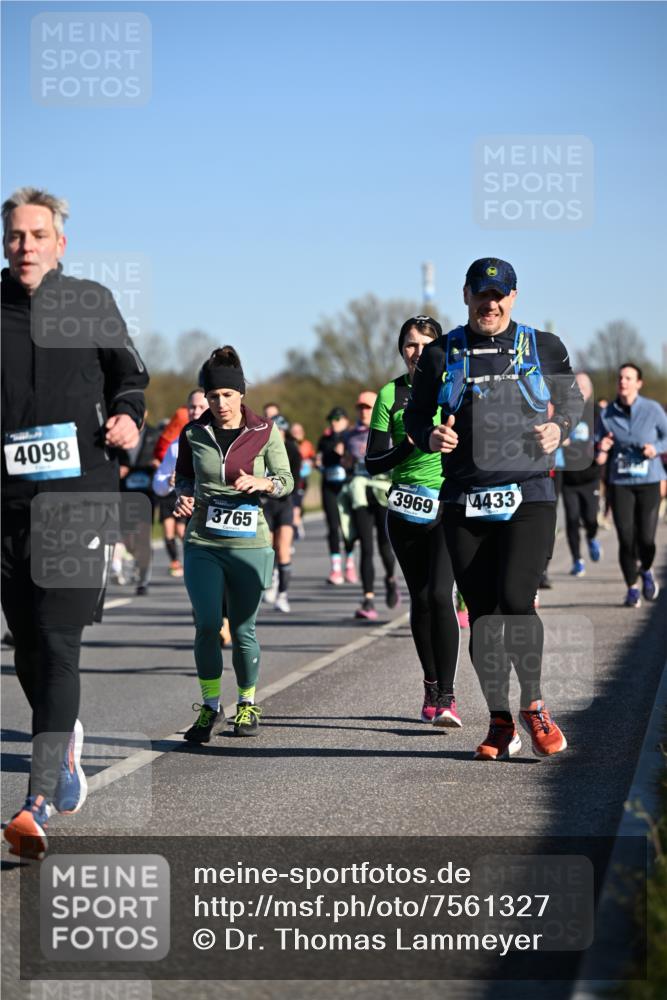 06.04.2025 - 44. Internationalen Wilhelmsburger Insellauf Dr. Thomas Lammeyer http://msf.ph/oto/7561327 06.04.2025 09:36:23 Laufen 4098, 3969, 4433, 3765 meine-sportfotos.de
