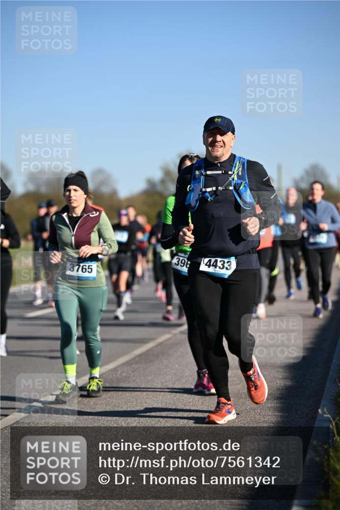 06.04.2025 - 44. Internationalen Wilhelmsburger Insellauf Dr. Thomas Lammeyer http://msf.ph/oto/7561342 06.04.2025 09:36:23 Laufen 3765, 39, 4433 meine-sportfotos.de