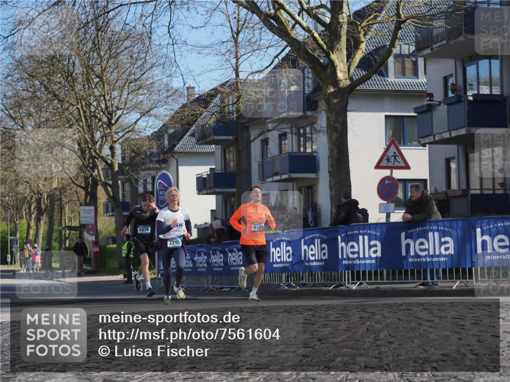06.04.2025 - 44. Internationalen Wilhelmsburger Insellauf Luisa Fischer http://msf.ph/oto/7561604 06.04.2025 10:29:41 Ziel 4238, 3795, 4121 meine-sportfotos.de