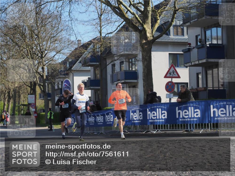 06.04.2025 - 44. Internationalen Wilhelmsburger Insellauf Luisa Fischer http://msf.ph/oto/7561611 06.04.2025 10:29:41 Ziel 4238, 3795, 4121 meine-sportfotos.de