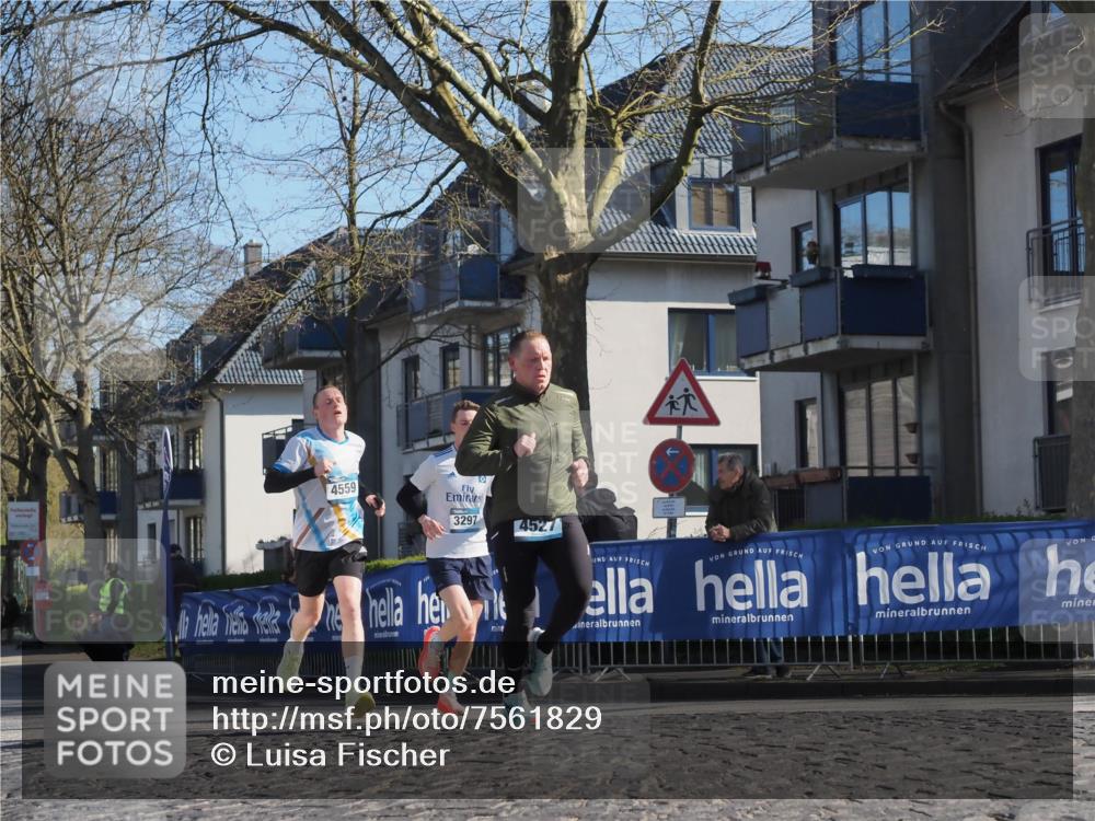 06.04.2025 - 44. Internationalen Wilhelmsburger Insellauf Luisa Fischer http://msf.ph/oto/7561829 06.04.2025 10:30:19 Ziel 4559, 3297, 4527 meine-sportfotos.de
