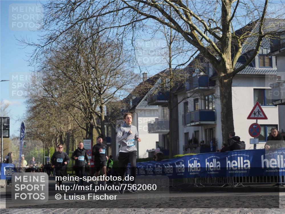 06.04.2025 - 44. Internationalen Wilhelmsburger Insellauf Luisa Fischer http://msf.ph/oto/7562060 06.04.2025 10:30:35 Ziel 4472, 4471, 19, 4370 meine-sportfotos.de