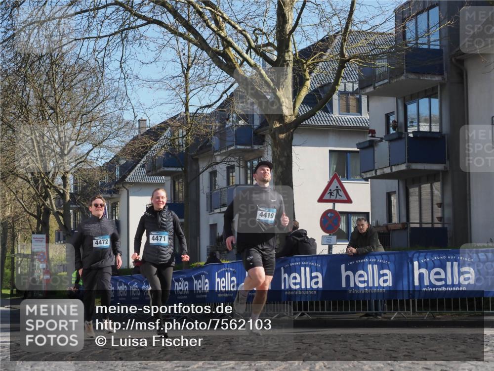 06.04.2025 - 44. Internationalen Wilhelmsburger Insellauf Luisa Fischer http://msf.ph/oto/7562103 06.04.2025 10:30:37 Ziel 4472, 4471, 4419 meine-sportfotos.de