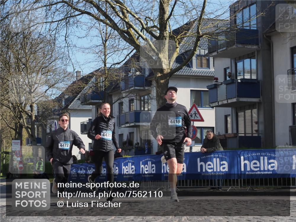 06.04.2025 - 44. Internationalen Wilhelmsburger Insellauf Luisa Fischer http://msf.ph/oto/7562110 06.04.2025 10:30:37 Ziel 4472, 4471, 4419 meine-sportfotos.de