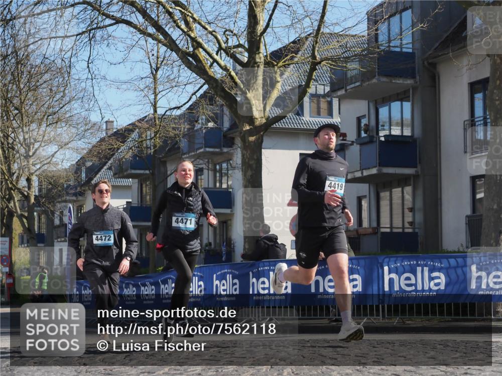 06.04.2025 - 44. Internationalen Wilhelmsburger Insellauf Luisa Fischer http://msf.ph/oto/7562118 06.04.2025 10:30:38 Ziel 4472, 4471, 4419 meine-sportfotos.de