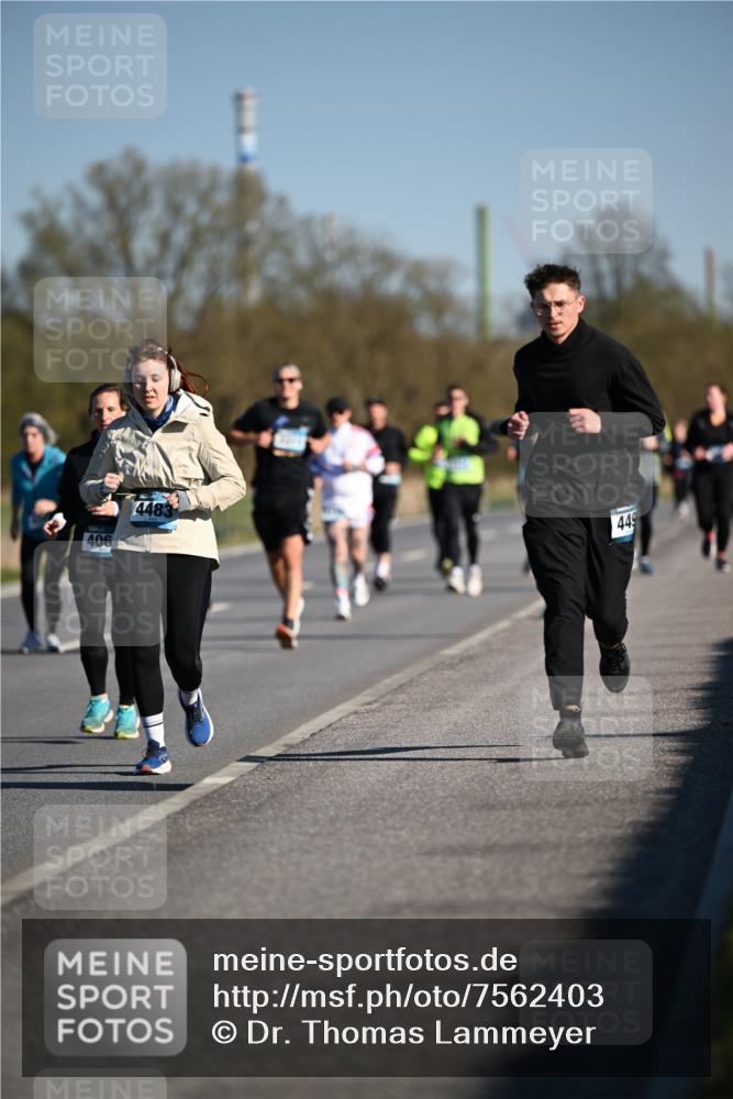 06.04.2025 - 44. Internationalen Wilhelmsburger Insellauf Dr. Thomas Lammeyer http://msf.ph/oto/7562403 06.04.2025 09:37:12 Laufen 406, 4483, 449 meine-sportfotos.de