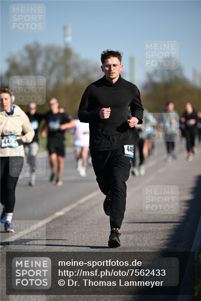 06.04.2025 - 44. Internationalen Wilhelmsburger Insellauf Dr. Thomas Lammeyer http://msf.ph/oto/7562433 06.04.2025 09:37:14 Laufen 448, 449 meine-sportfotos.de