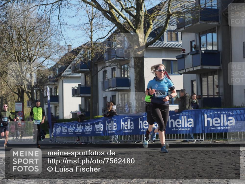 06.04.2025 - 44. Internationalen Wilhelmsburger Insellauf Luisa Fischer http://msf.ph/oto/7562480 06.04.2025 10:31:16 Ziel 3976, 3542, 5025 meine-sportfotos.de