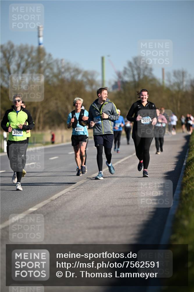 06.04.2025 - 44. Internationalen Wilhelmsburger Insellauf Dr. Thomas Lammeyer http://msf.ph/oto/7562591 06.04.2025 09:37:21 Laufen 3934, 4162, 3029, 3032 meine-sportfotos.de