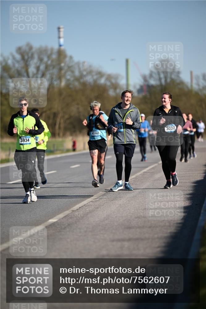 06.04.2025 - 44. Internationalen Wilhelmsburger Insellauf Dr. Thomas Lammeyer http://msf.ph/oto/7562607 06.04.2025 09:37:22 Laufen 4162, 3934, 29, 3032 meine-sportfotos.de