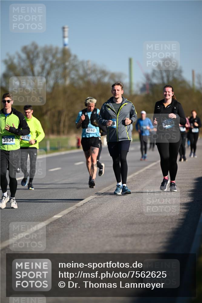 06.04.2025 - 44. Internationalen Wilhelmsburger Insellauf Dr. Thomas Lammeyer http://msf.ph/oto/7562625 06.04.2025 09:37:23 Laufen 3934, 3176, 4162, 3032 meine-sportfotos.de