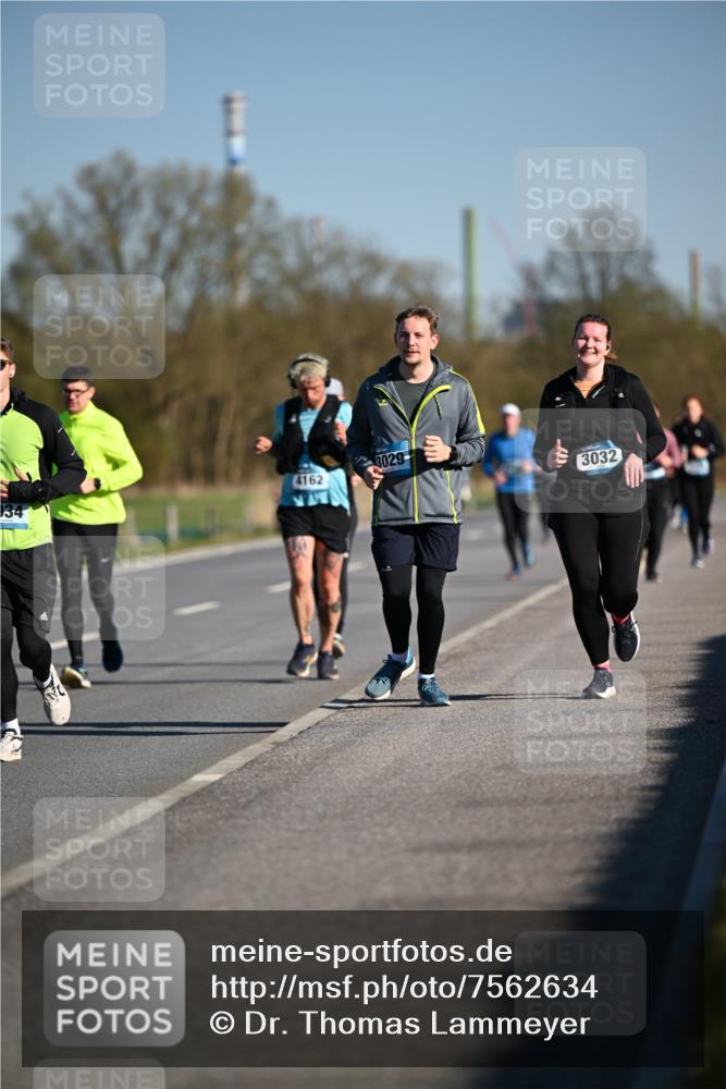 06.04.2025 - 44. Internationalen Wilhelmsburger Insellauf Dr. Thomas Lammeyer http://msf.ph/oto/7562634 06.04.2025 09:37:23 Laufen 34, 4162, 3029, 3032 meine-sportfotos.de