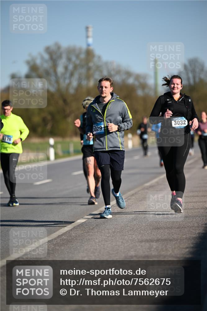 06.04.2025 - 44. Internationalen Wilhelmsburger Insellauf Dr. Thomas Lammeyer http://msf.ph/oto/7562675 06.04.2025 09:37:25 Laufen 176, 3029, 3032 meine-sportfotos.de