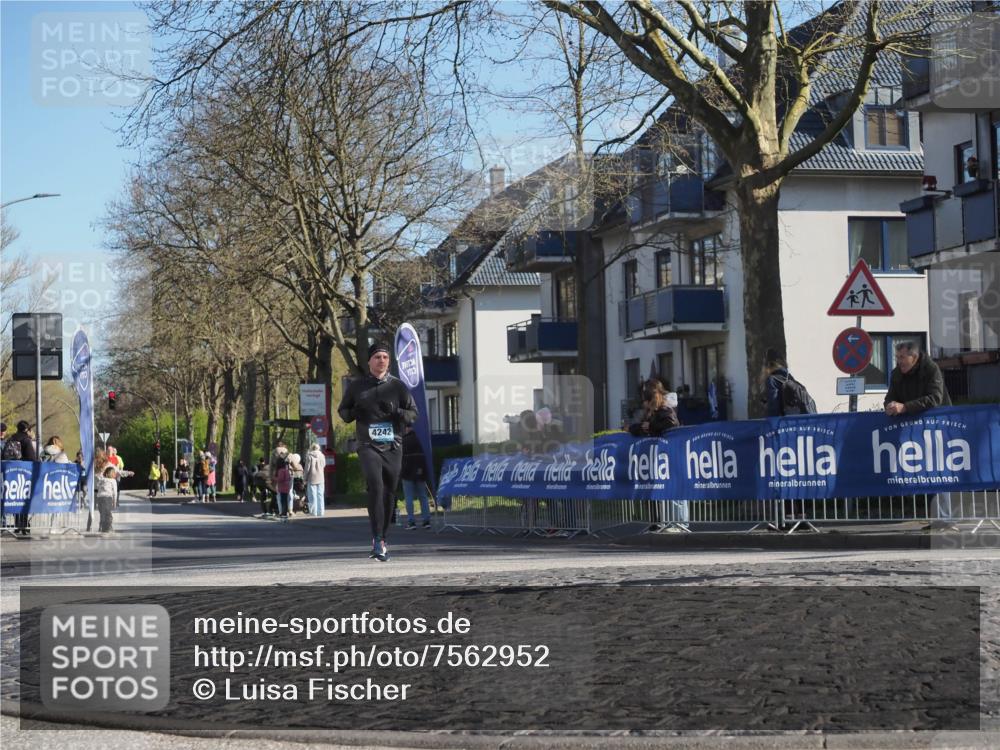 06.04.2025 - 44. Internationalen Wilhelmsburger Insellauf Luisa Fischer http://msf.ph/oto/7562952 06.04.2025 10:32:13 Ziel 3, 4242 meine-sportfotos.de