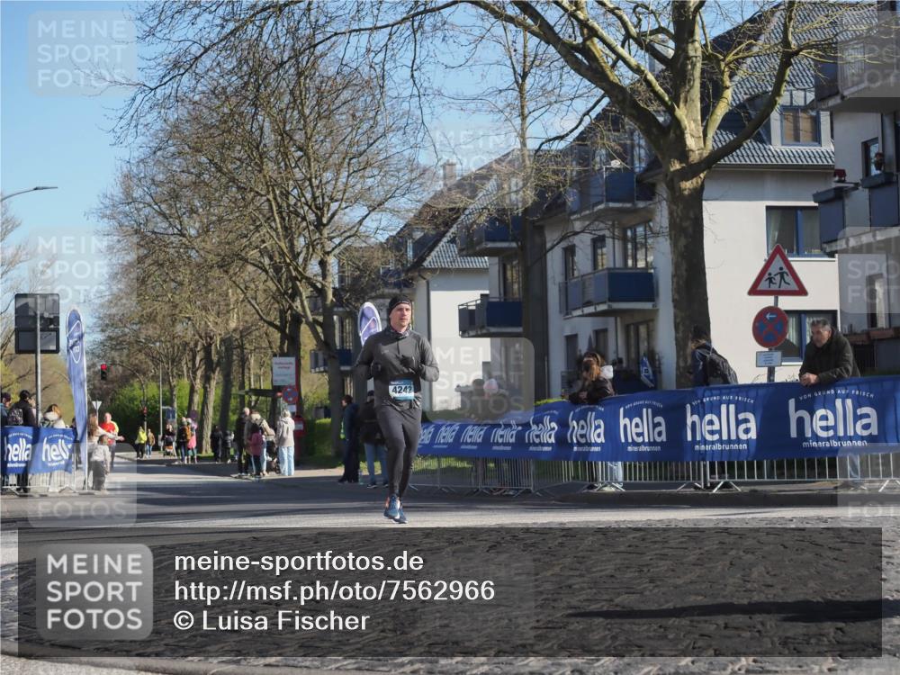 06.04.2025 - 44. Internationalen Wilhelmsburger Insellauf Luisa Fischer http://msf.ph/oto/7562966 06.04.2025 10:32:14 Ziel 4242 meine-sportfotos.de